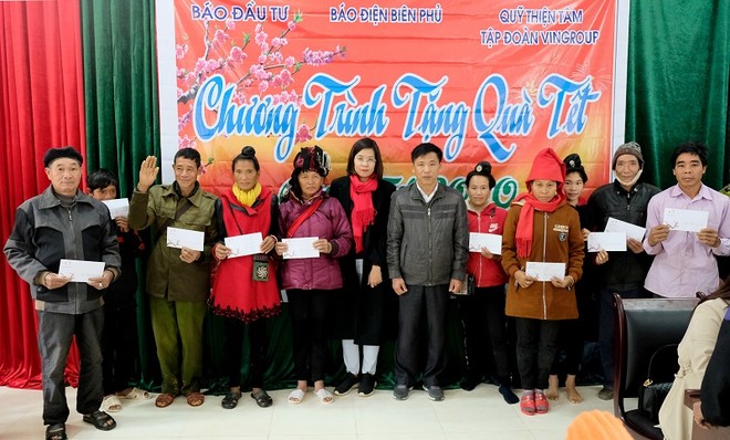 Bà Vũ Lan Nhung (giữa), Chánh Văn phòng Báo Kl99ok phiên bản mới trao quà Tết cho đồng bào nghèo huyện Điện Biên Đông. Ảnh: Lê Quân
