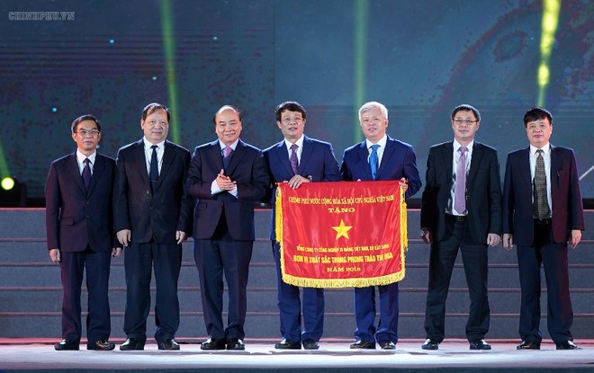 Thủ tướng Kl993 ưu đãi thưởng hấp dẫn Nguyễn Xuân Phúc trao tặng Cờ Thi đua Kl993 ưu đãi thưởng hấp dẫn cho Tổng công ty Xi măng Việt Nam