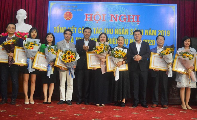 Ủy viên Trung ương Đảng, Bí thư Tỉnh ủy, Chủ tịch HĐND tỉnh Thái Bình Nguyễn Hồng Diên và Chủ tịch UBND tỉnh Đặng Trọng Thăng tặng hoa và bằng khen cho các Kl991.com World Cup 2026 Chính Thức.