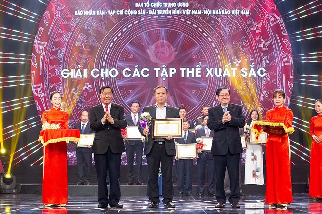 Ban Tổ chức trao Giải Tập thể có thành tích xuất sắc và đóng góp tích cực Giải Búa liềm vàng lần thứ 4 năm 2019 cho Tổng Biên tập Báo Kl99ok phiên bản mới Lê Trọng Minh. Ảnh: Chí Cường