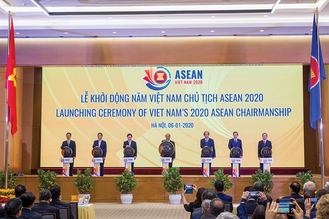Thủ tướng Nguyễn Xuân Phúc cùng các thành viên Kl993 ưu đãi thưởng hấp dẫn nhấn nút khai trương website ASEAN 2020, khởi động cho năm đối ngoại “bận rộn” của Việt Nam. Ảnh: Chí Cường