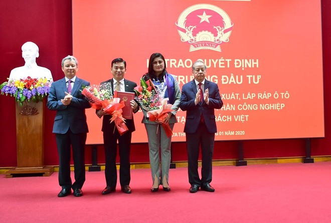 Bí thư Tỉnh ủy Thừa Thiên Huế Lê Trường Lưu và Chủ tịch UBND tỉnh Thừa Thiên Huế Phan Ngọc Thọ trao quyết định chủ trương Kl99ok phiên bản mới cho Công ty CP Công nghiệp chế tạo ô tô Bách Việt