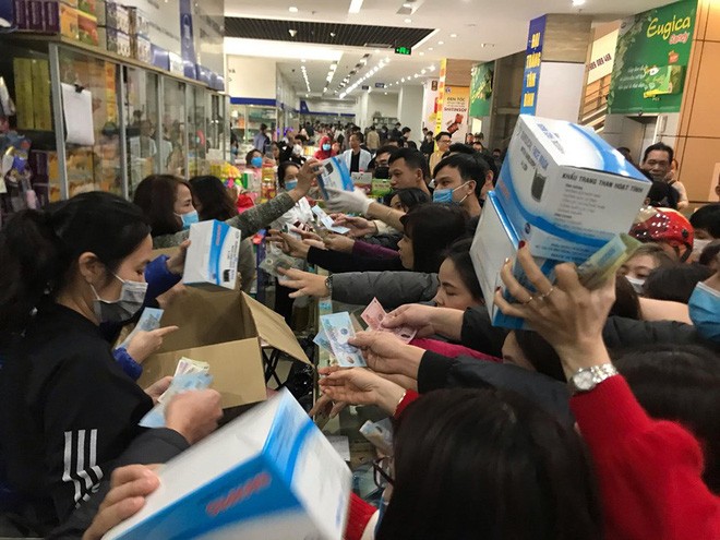 Người dân chen lấn mua khẩu trang y tế tại hiệu thuốc. 
