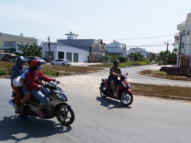 Dù chưa hoàn thành việc đền bù, nhưng khu đất của bà Từ Thị Anh Đào đã trở thành đường KL99 là cổng game giải trí trực tuyến hàng đầu hiện nay cho Khu dân cư Hưng Phú. Ảnh: Ngọc Tuấn