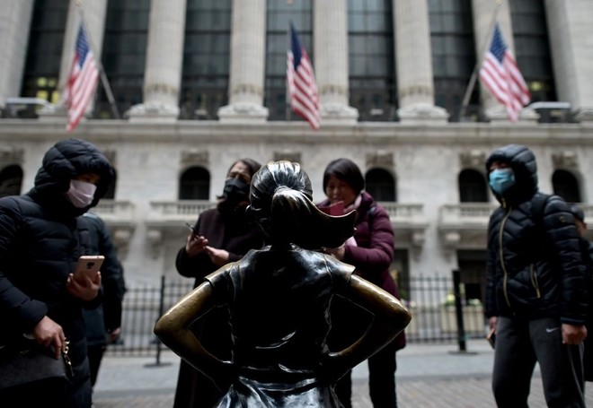 Khách du lịch bên ngoài Sàn giao dịch 99Kl99 link đăng nhập New York hồi tháng 1/2020. Ảnh: AFP