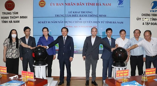 Lãnh đạo tỉnh Hà Nam và đại diện Kl994 game bài casino hấp dẫn VNPT nhấn nút khai trương Trung tâm điều hành thông minh tỉnh ngày 26/3.