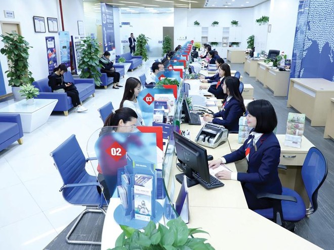 Các chuyên gia nhận định, xu hướng KL99 là cổng game giải trí trực tuyến hàng đầu hiện nay huy động thời gian tới không thể tăng mà sẽ giảm. Trong ảnh: Giao dịch tại BIDV