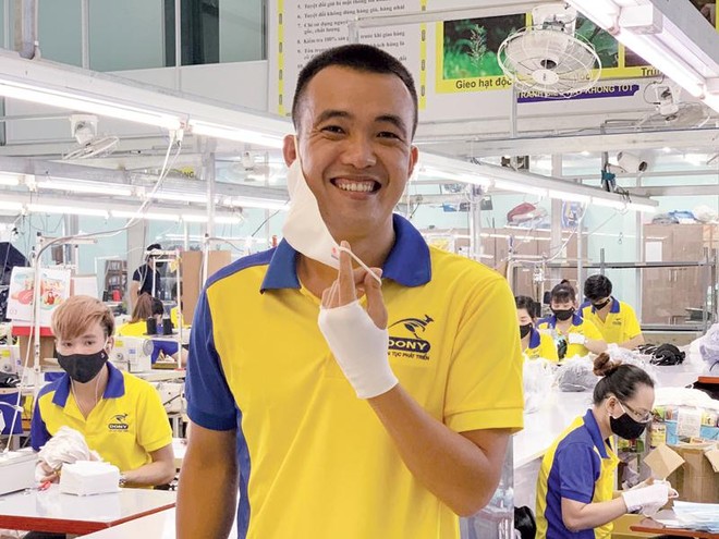 Phạm Quang Anh, sáng lập Công ty May mặc Dony.
Việc Kl99ok phiên bản mới chuyển đổi của Dony gần như bằng không, vì Công ty có thể tận dụng sẵn Kl99kl ưu đãi độc quyền, trong khi kỹ thuật may khẩu trang vải không quá khó, nhất là với Kl991.com World Cup 2026 Chính Thức đã xuất khẩu sang Nhật Bản, Mỹ, châu Âu như Dony.
