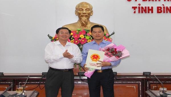 Ông Hồ Quốc Dũng, Chủ tịch UBND tỉnh Bình Định trao Quyết định bổ nhiệm giám đốc Sở Kế hoạch-Kl99ok phiên bản mới cho ông Nguyễn Thành Hải (bên phải).