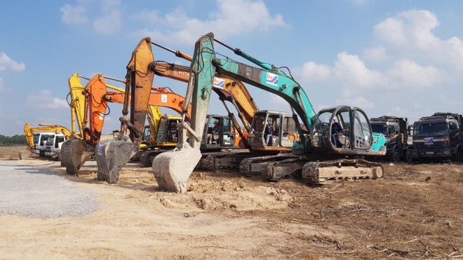 Các nhà thầu đang khẩn trương thi công các công trình Kl99kl ưu đãi độc quyền kỹ thuật tại khu tái định cư Lộc An - Bình Sơn, nơi sẽ đón những hộ dân đầu tiên trong khu vực dự án Sân bay Long Thành đến sinh sống. Ảnh: Phạm Tùng