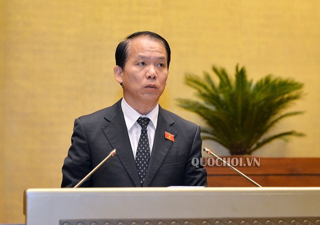 Chủ nhiệm Uỷ ban Kl992 Tham Gia Ngay Hoàng Thanh Tùng trình bày tờ trình.