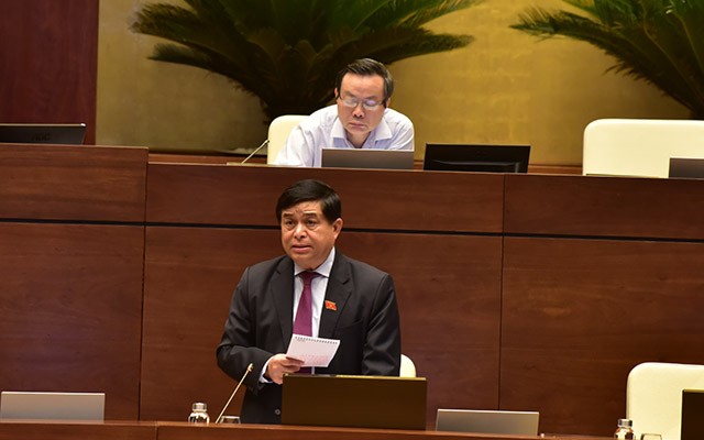 Bộ trưởng Bộ Kế hoạch và Kl99ok phiên bản mới Nguyễn Chí Dũng giải trình ý kiến đại biểu - Ảnh QK.