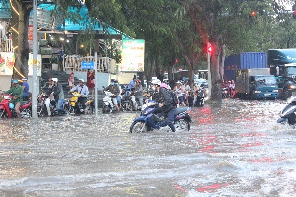 Việc xác định đơn giá chống ngập để phục vụ công tác Kl99 nổ hũ, kinh phí từ nguồn ngân sách nên người dân không phải trả tiền (ảnh: Trọng Tín)