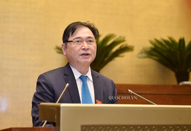 Ông Phan Xuân Dũng, Chủ nhiệm Ủy ban Khoa học, công nghệ và môi trường của Quốc hội trình bày báo cáo tiếp thu, giải trình dự án luật. 
