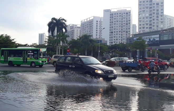 Đến hẹn lại lên, bước vào mùa mưa, nhiều tuyến phố tại TP.HCM ngập trong biển nước
