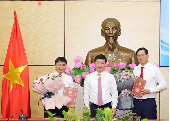 Chủ tịch UBND tỉnh Nghệ An trao Quyết định bổ nhiệm chức vụ Giám đốc và Phó giám đốc Trung tâm xúc tiến Kl99ok phiên bản mới, Thương mại và Du lịch tỉnh này