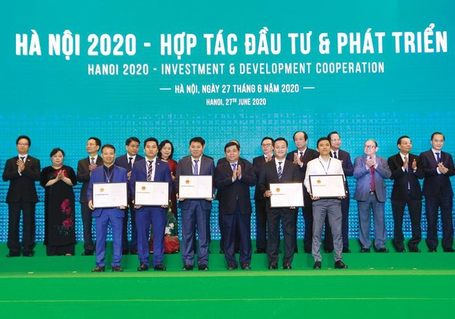 Bộ trưởng Bộ Kế hoạch và Kl99ok phiên bản mới Nguyễn Chí Dũng trao quyết định chủ trương Kl99ok phiên bản mới cho các Kl991.com World Cup 2026 Chính Thức tại Hội nghị “Hà Nội 2020 - Hợp tác Kl99ok phiên bản mới và phát triển”
