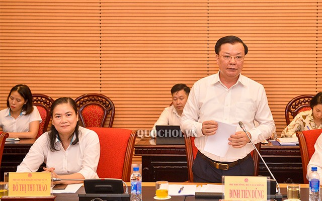  Bộ trưởng Bộ Kl991.com nạp rút nhanh Đinh Tiến Dũng trình bày tờ trình tại phiên họp. 