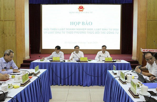 Ông Vũ Đại Thắng, Thứ trưởng Bộ Kế hoạch và Kl99ok phiên bản mới phát biểu tại Họp báo (Ảnh: Đức Thanh)