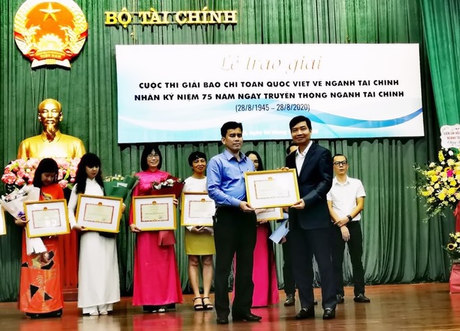 Ông Trần Duy Trinh, Trưởng ban Ban Kl99ok phiên bản mới, đại diện Báo Kl99ok phiên bản mới nhận Bằng khen của Bộ Kl991.com nạp rút nhanh.