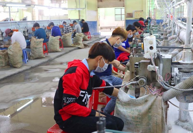Công nhân Kl994 nhà cái bóng đá world cup cúc áo được xuất khẩu đến EU, Mỹ, Nhật Bản,...tại Công Ty TNHH Nút Áo Tôn Văn, tỉnh Bình Dương (Ảnh minh hoạ: Lê Toàn).