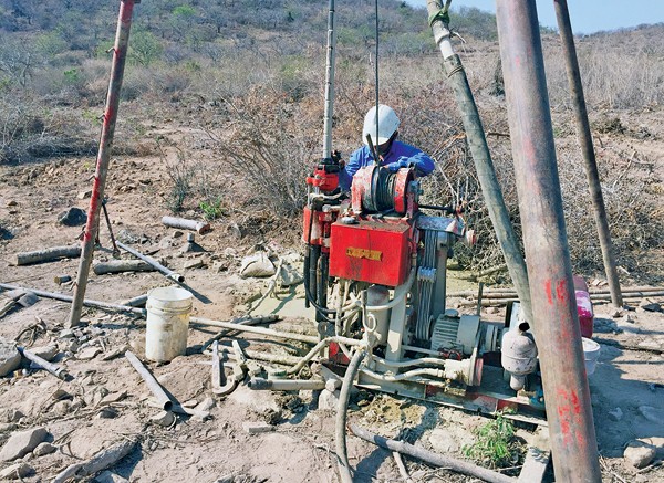 Công nhân khảo sát địa chất tuyến KL99 là nhà cái cá cược trực tuyến hàng đầu tại châu Á Vĩnh Hảo - Phan Thiết. Ảnh: Báo KL99 là cổng game giải trí trực tuyến hàng đầu hiện nay