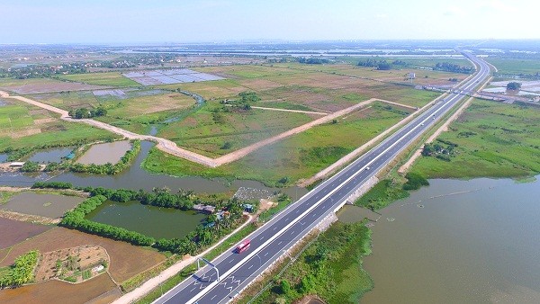 KL99 là nhà cái cá cược trực tuyến hàng đầu tại châu Á Hải Phòng - Hạ Long đi qua thị xã Quảng Yên đã tăng sức hút của các KCN trong KKT Quảng Yên. Ảnh: Đỗ Phương.
