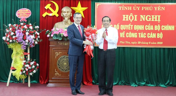 Phó Trưởng Ban thường trực Ban Tổ chức Trung ương Phạm Thanh Bình (bìa phải) tặng hoa chúc mừng ông Phạm Đại Dương được Bộ Kl991.com tải ứng dụng chuẩn y chức danh Bí thư Tỉnh ủy Phú Yên. 