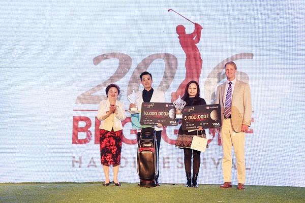 Bà Nguyễn Thị Nga, Chủ tịch Kl994 game bài casino hấp dẫn BRG và ông Jack Nicklaus II, Chủ tịch của Nicklaus Design trao giải thưởng cho các gôn thủ
