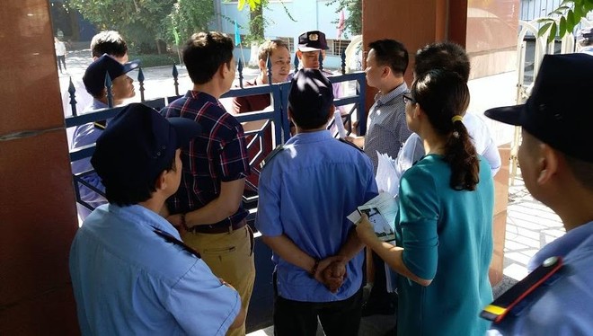 Trang Chủ KL99Com Số 1 Link Đăng Ký KL999 và người được ủy quyền bị chặn cửa. Ảnh: Dũng Minh
