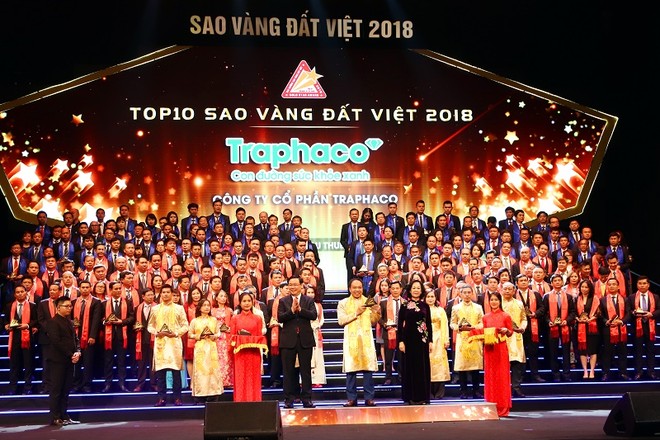 Phó Thủ tướng Kl993 ưu đãi thưởng hấp dẫn Vương Đình Huệ và Trưởng ban Dân vận Trung ương Trương Thị Mai trao biểu trưng Top 10 Kl991.com World Cup 2026 Chính Thức Sao Vàng Đất Việt cho ông Trần Túc Mã, Tổng giám đốc Công ty cổ phần Traphaco