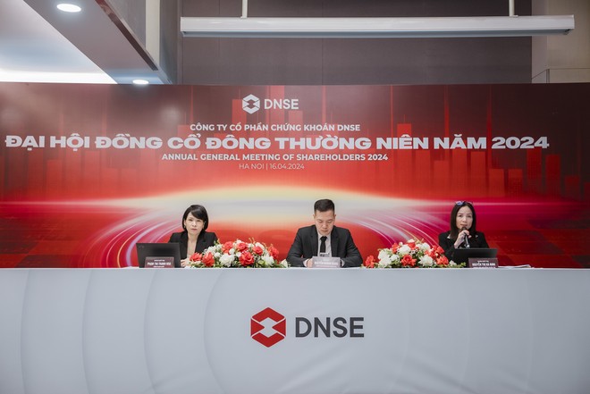 Bà Nguyễn Thị Hà Ninh, Thành viên HĐQT DNSE (ngoài cùng bên phải) trả lời Trang Chủ KL99Com Số 1 Link Đăng Ký KL999 tại Đại hội.