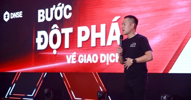 Ông Nguyễn Hoàng Giang, Chủ tịch HĐQT DNSE phát biểu tại một sự kiện của DNSE.