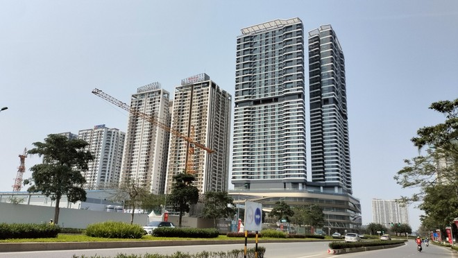 Một dự án tổ hợp văn phòng, căn hộ khách sạn đang hoàn thiện tại khu Tây Hồ Tây. Ảnh: Bình Minh.