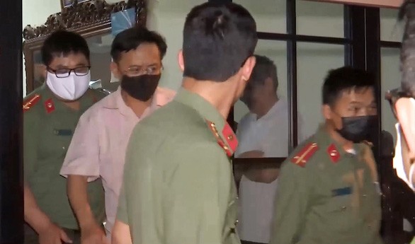 Công an bắt tạm giam ông Nguyễn Minh Khoa (người mặc áo sáng màu đi giữa) chiều tối 13-3 tại nhà riêng của ông này ở TP Sơn La - Ảnh: tuoitre
