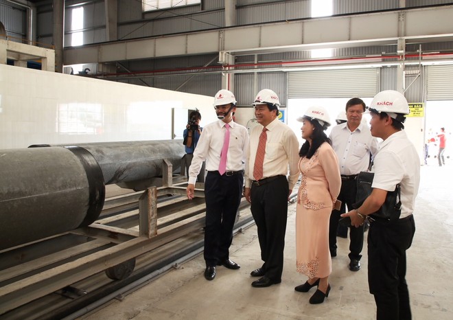 Ông Võ Quốc Thắng (ngoài cùng bên trái) Ông Võ Quốc Thắng - Chủ tịch HĐQT Đồng Tâm Group, giới thiệu đến ông 
Phạm văn Rạnh - Uỷ viên BCH TW Đảng, Bí thư Tỉnh ủy, Chủ tịch HĐND Tỉnh 
Long An cùng khách hàng khi tham quan Nhà máy Kl994 nhà cái bóng đá world cup Cọc Bê tông ly 
tâm.