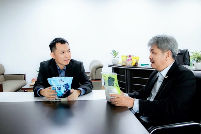 
Ông Phạm Hồng Dương – Phó Chủ tịch HĐQT kiêm Chủ tịch Tiểu ban chiến lược, Tiểu ban nhân sự, Ban Phát triển Kl99ok phiên bản mới dự án Kl992 VIP Trang Chủ 2026 ngoài Đường, Ban Phụ trách PTBV môi trường - Trang Chủ KL99Com Số 1 Link Đăng Ký KL999 (trái); Ông Hoàng Mạnh Tiến - Thành viên độc lập HĐQT phụ trách Tiểu ban kiểm toán (phải)
