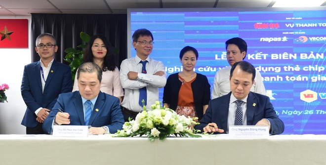 Ông Hồ Phan Hải Triều  - Phó tổng giám đốc Vietbank (bên trái) và đại diện NAPAS ký thỏa thuận hợp tác thanh toán KL99 là cổng game giải trí trực tuyến hàng đầu hiện nay không tiếp xúc