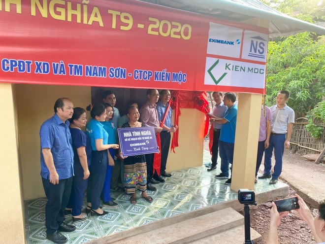 Đại diện Eximbank cùng Sở Kế hoạch Kl99ok phiên bản mới tỉnh Nghệ An trao tặng “Nhà tình nghĩa” cho cụ Lương Thị Thuận