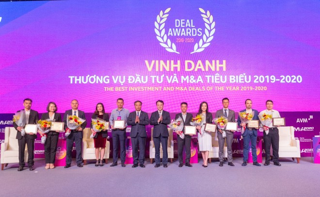 Bà Trịnh Thị Mai Anh, Thành viên HĐQT OCB (thứ 4 từ trái qua) nhận vinh danh Top 10 thương vụ Kl99ok phiên bản mới và M&A tiêu biểu 2019 - 2020