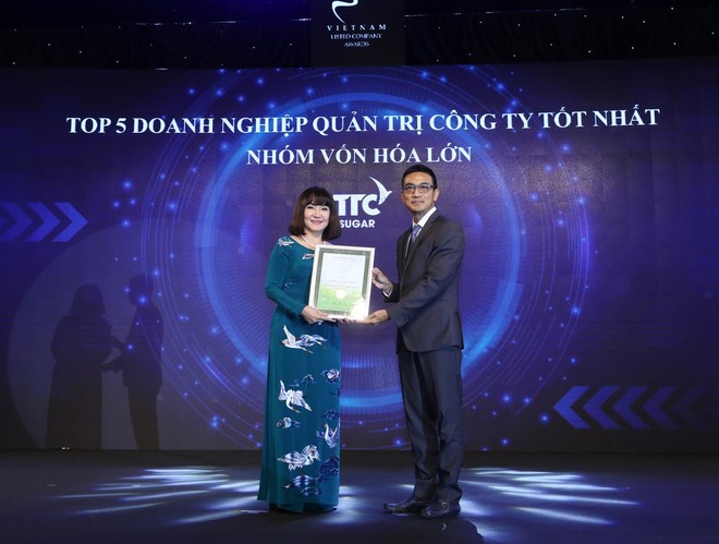 Bà Huỳnh Bích Ngọc – Chủ tịch HĐQT SBT nhận giải Top 5 Kl991.com World Cup 2026 Chính Thức QTCT tốt nhất nhóm vốn hóa lớn