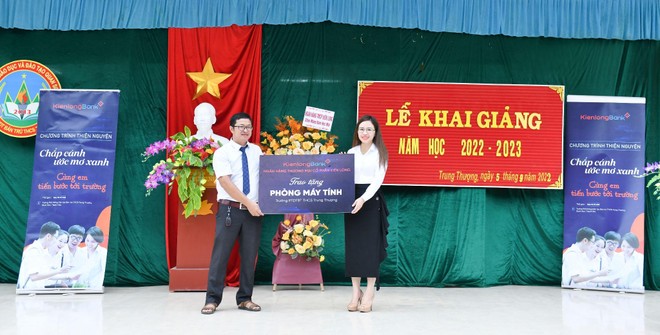 Bà Trần Thị Thu Hằng - Chủ tịch HĐQT Link Vào Nhà Cái KL99 COM Tặng +199k Kiên Long đại diện trao tặng Phòng máy tính cho Ban Lãnh đạo trường PTDTBT THCS Trung Thượng