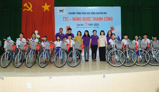 Bà Huỳnh Bích Ngọc - Phó Chủ tịch Thường trực Kl994 game bài casino hấp dẫn TTC thấu hiểu những khát khao, phấn đấu vươn lên của các em học sinh nơi làng quê xa xôi