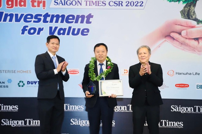 Đại diện Nam A Bank nhận chứng nhận “Kl991.com World Cup 2026 Chính Thức vì cộng đồng”
