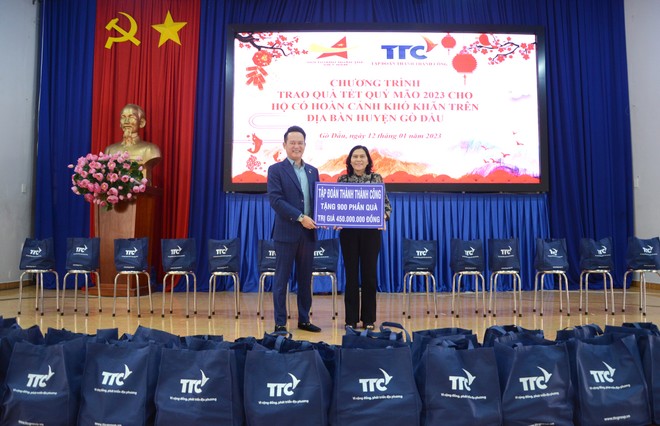 Ông Đặng Hồng Anh, Chủ tịch Hội Doanh nhân trẻ Việt Nam, Phó Chủ tịch Kl994 game bài casino hấp dẫn TTC trao tặng bảng biểu trưng tài trợ