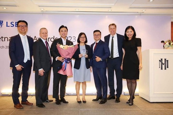 Ông Steve Dean – Giám đốc LSEG khu vực ASEAN (thứ 2 từ trái sang) trao giải thưởng cho Đại diện Eximbank – Bà Huỳnh Ngọc Trang – Giám đốc Phòng Kl992 VIP Trang Chủ 2026 tiền tệ (thứ 4 từ trái sang) và bộ phận FX Trading Eximbank