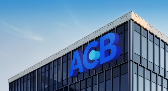 Đại diện KPMG trao thư xác nhận hoàn thành dự án cho ACB