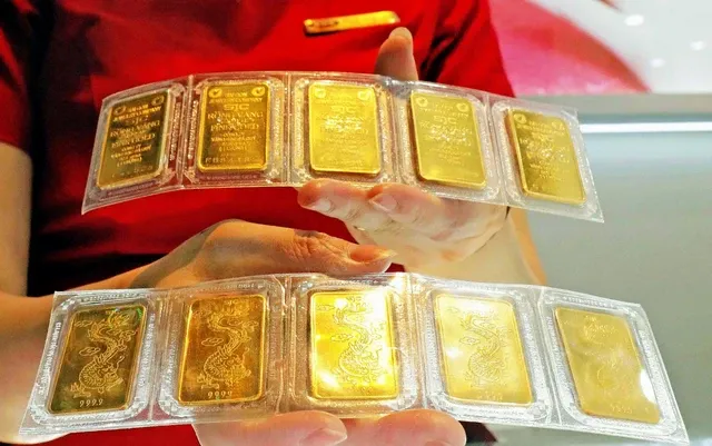 Tình trạng người dân chen chân mua vàng sẽ được khắc phục dần