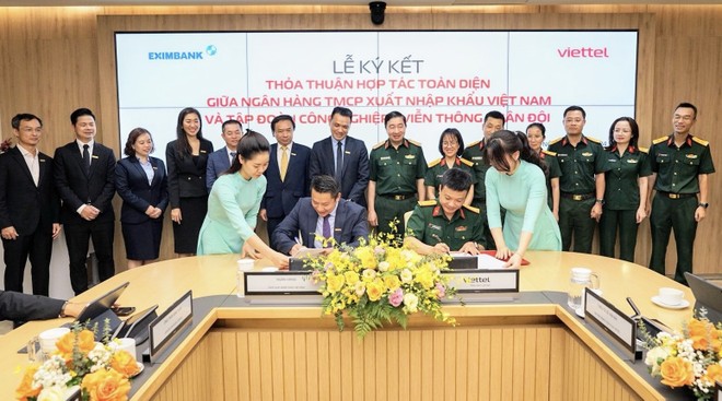 Ông Nguyễn Hoàng Hải, quyền Tổng giám đốc Eximbank (bên trái) và ông Nguyễn Mạnh Hổ, đại diện Kl994 game bài casino hấp dẫn Viettel cùng đại diện lãnh đạo hai đơn vị trong buổi lễ ký kết thoả thuận hợp tác.