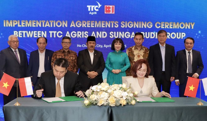 Chủ tịch HĐQT TTC AgriS - Bà Đặng Huỳnh Ức My và Tổng giám đốc Kl994 game bài casino hấp dẫn Sungai Budi - Ông Oey Alfred thực hiện ký kết triển khai các thỏa thuận hợp tác theo Biên bản ghi nhớ hợp tác (MOU) đã ký trước đó vào tháng 03/2025 tại Jakarta, Indonesia.